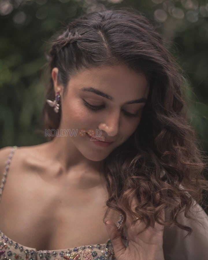 Enchanting Wamiqa Gabbi in an Ivory Tulle Anarkali Photos 01