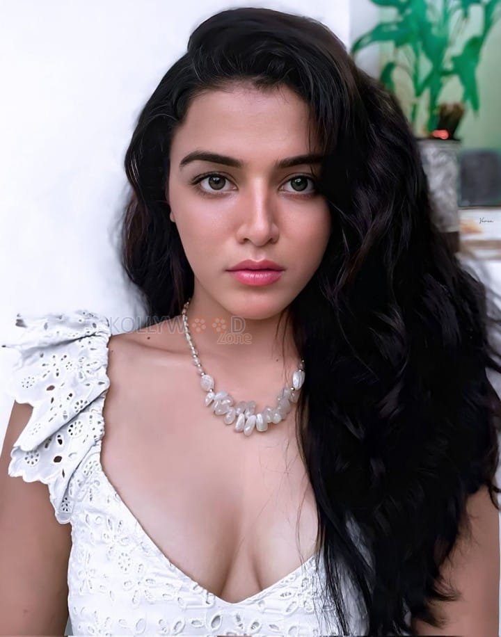 Gorgeous Beauty Wamiqa Gabbi Cleavage Photo 01