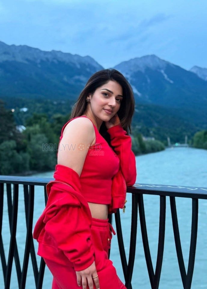 Gorgeous Mehreen Pirzada Navel in a Red Crop Top and Pants Photos 01