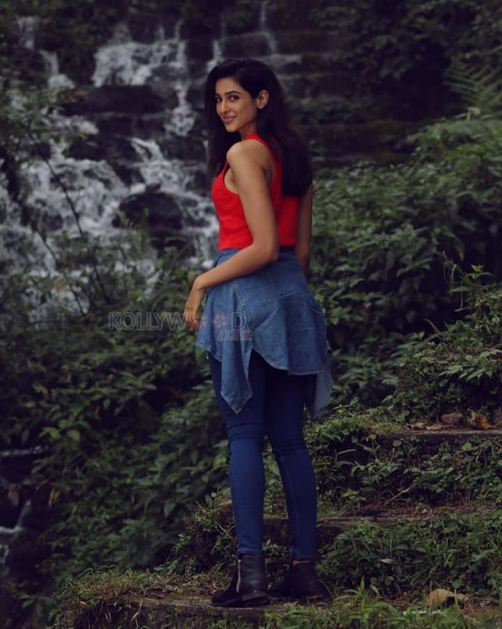 Gorgeous Riya Suman in a Red Sleeveless Top with Blue Denim Photos 01