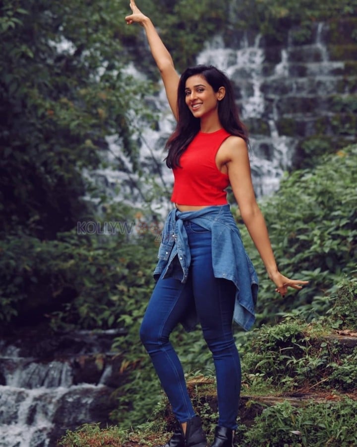 Gorgeous Riya Suman in a Red Sleeveless Top with Blue Denim Photos 03