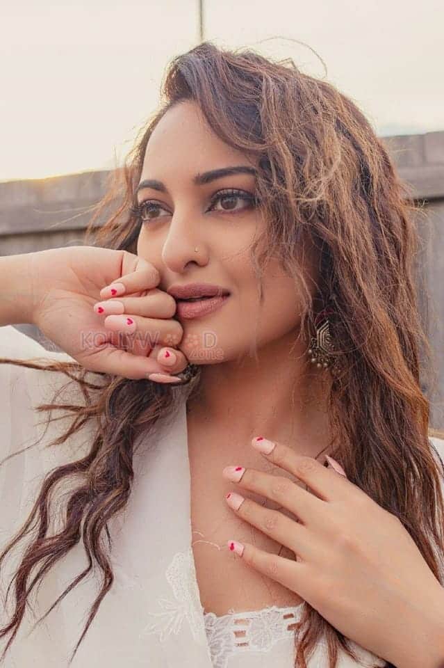 Gorgeous Sonakshi Sinha Photoshoot Pictures 02