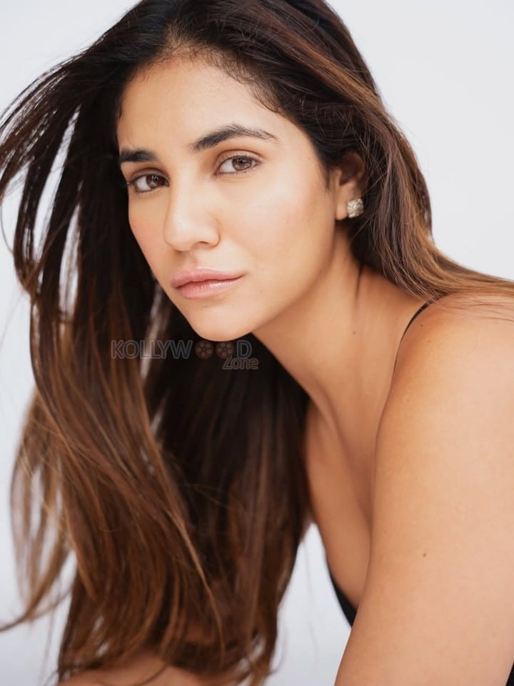 Innocent Beauty Radhika Seth in a Black Spaghetti Top and Blue Jeans Photos 04