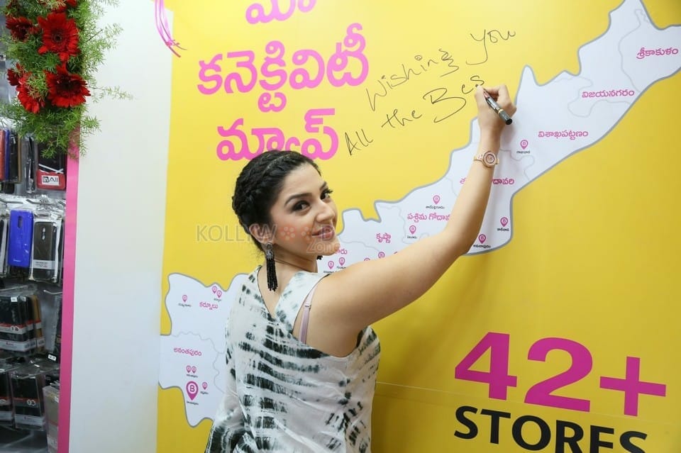 Mehreen Pirzada At The Launch Of B New Mobile Store In Hindupur Photos