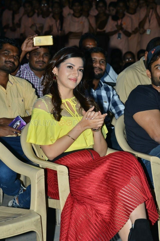 Nenjil Thunivirundhal Movie Heroine Mehreen Pirzada Photos