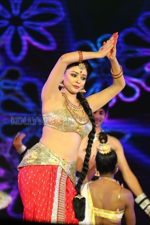 Pooja Kumar Dance Performance At Uttama Villain Audio Launch Photos