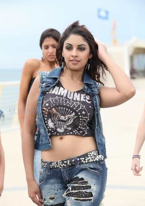 Richa Gangopadhyay Sexy Navel Photos