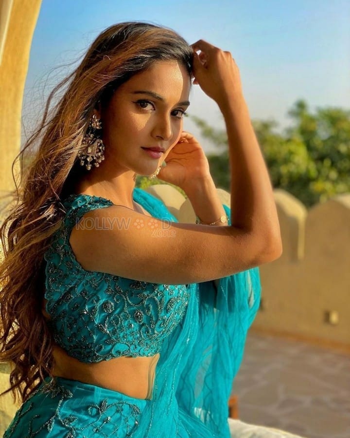 Sexy Indian Dancer Mukti Mohan Photos