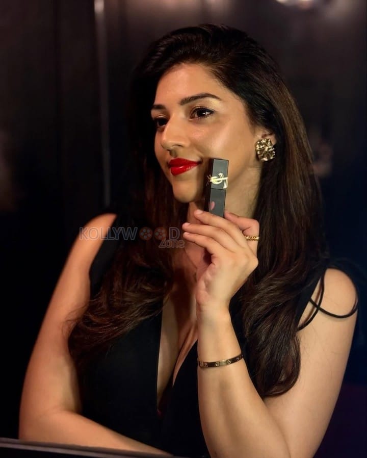 Sexy Mehreen Pirzada in a Black Cleavage Dress and Red Lipstick Photos 05