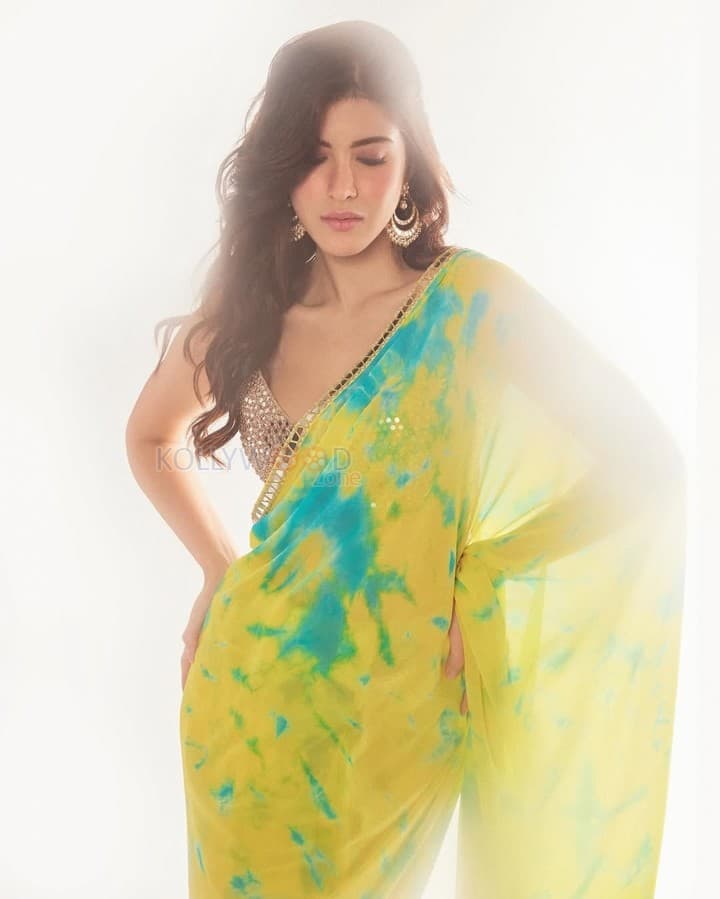 Stunning Shanaya Kapoor in a Vibrant Blue and Green Saree with a Sleeveless Sequinned Golden Blouse Photos 04
