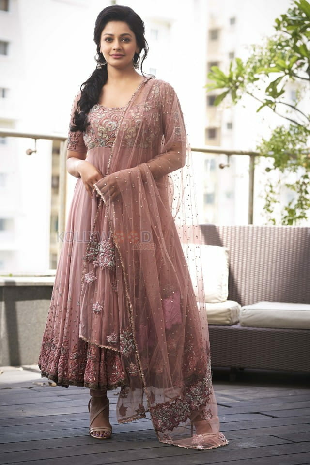 Tamil Actress Pooja Kumar Photoshoot Pictures 04 114558 Kollywood Zone