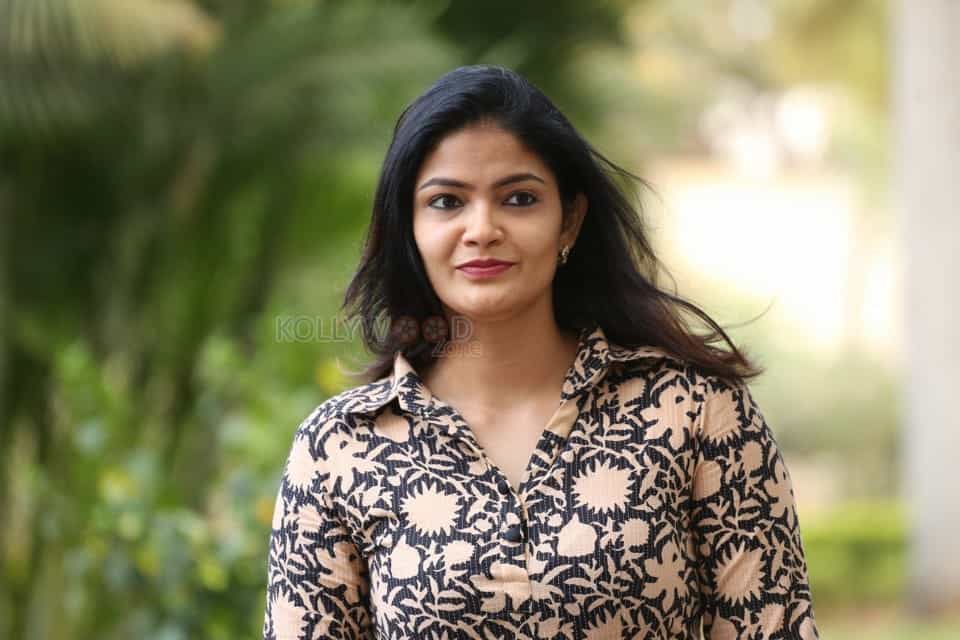 Telugu Actress Kalpika Ganesh Pictures At Sita On The Road Movie Trailer Launch