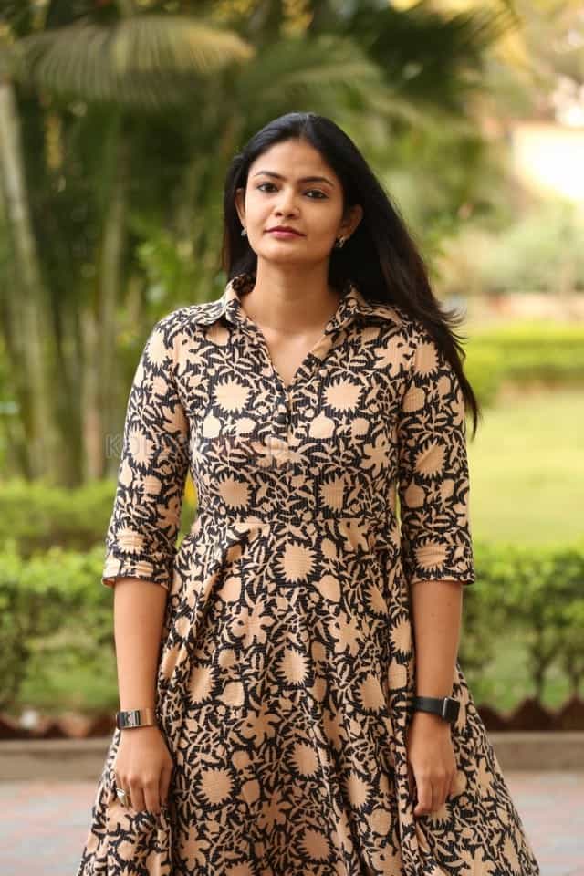 Telugu Actress Kalpika Ganesh Pictures At Sita On The Road Movie Trailer Launch