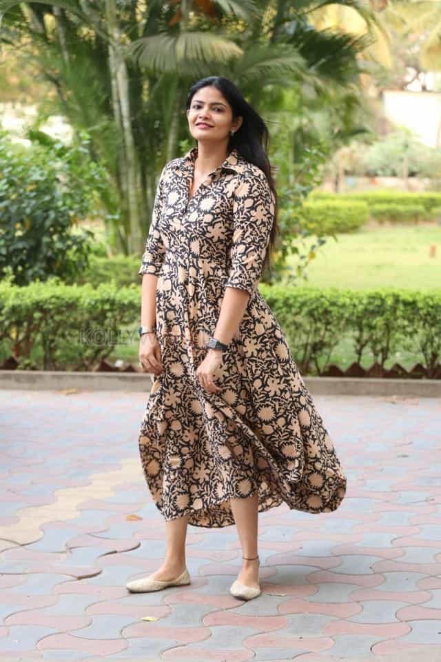 Telugu Actress Kalpika Ganesh Pictures At Sita On The Road Movie Trailer Launch