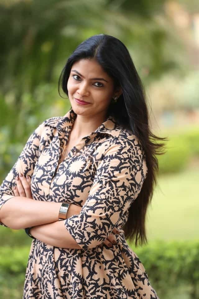Telugu Actress Kalpika Ganesh Pictures At Sita On The Road Movie Trailer Launch