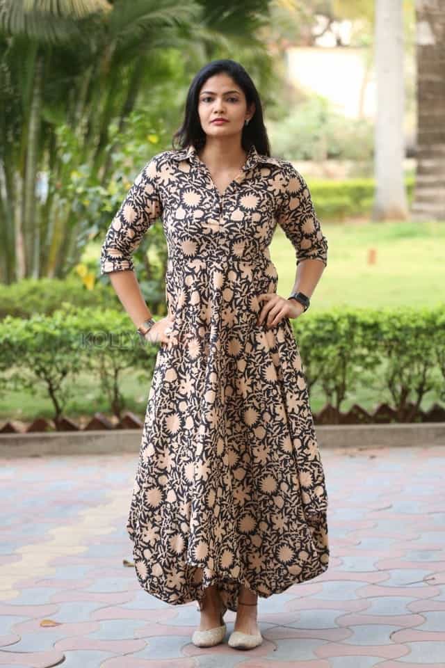 Telugu Actress Kalpika Ganesh Pictures At Sita On The Road Movie Trailer Launch