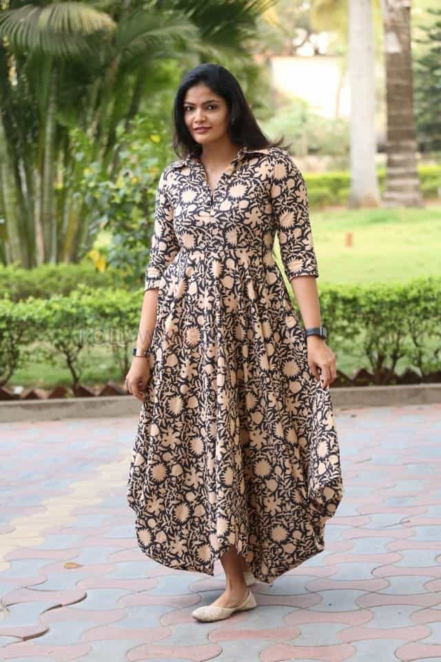 Telugu Actress Kalpika Ganesh Pictures At Sita On The Road Movie Trailer Launch