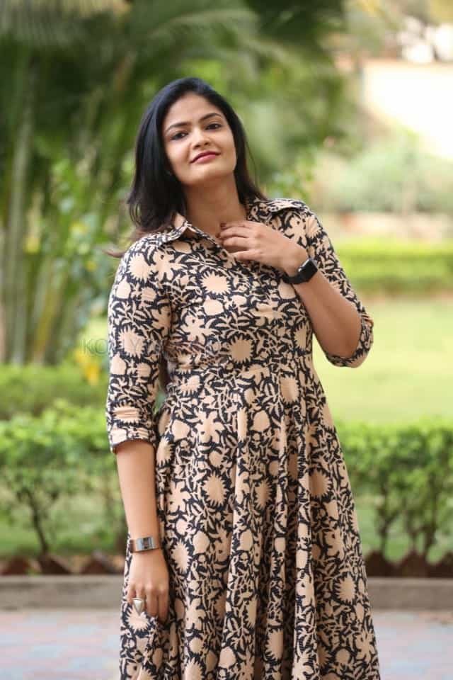 Telugu Actress Kalpika Ganesh Pictures At Sita On The Road Movie Trailer Launch