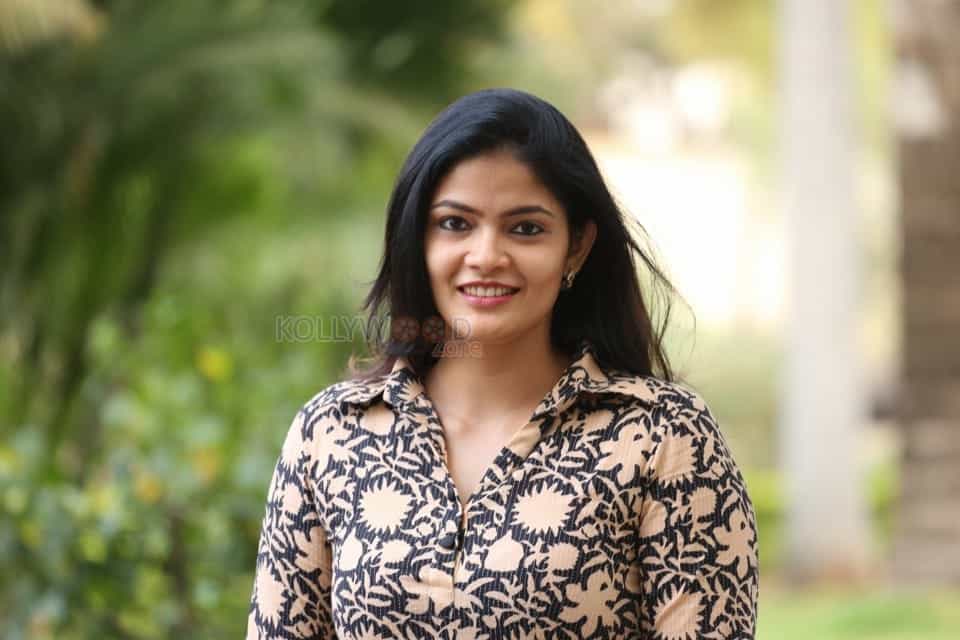 Telugu Actress Kalpika Ganesh Pictures At Sita On The Road Movie Trailer Launch