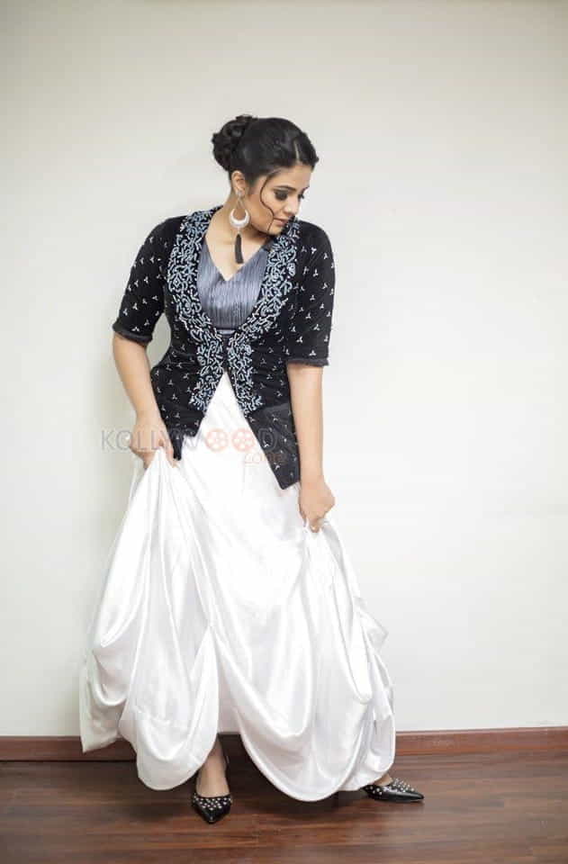 Telugu Anchor Sreemukhi New Photoshoot Pictures