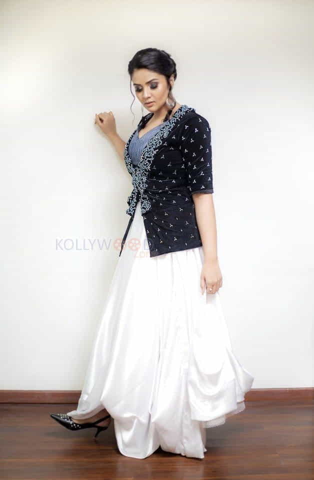 Telugu Anchor Sreemukhi New Photoshoot Pictures