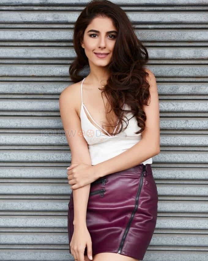 Actress Isha Talwar Sexy Photos