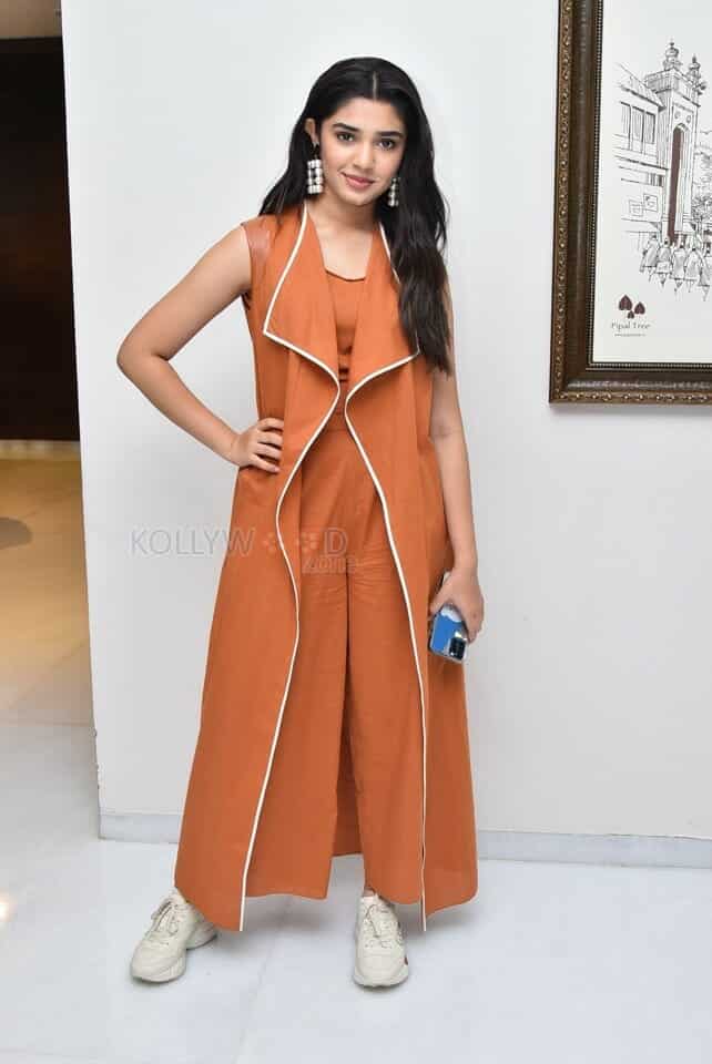 Actress Krithi Shetty at The Warrior Success Meet Pictures 07