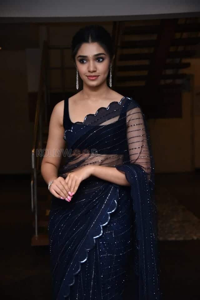 Actress Krithi Shetty in a Transparent Black Saree at at Macherla Niyojakavargam Pre Release Event Photos 03