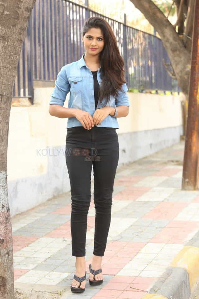 Actress Swathi At Bomma Adirindi Movie Press Meet Stills