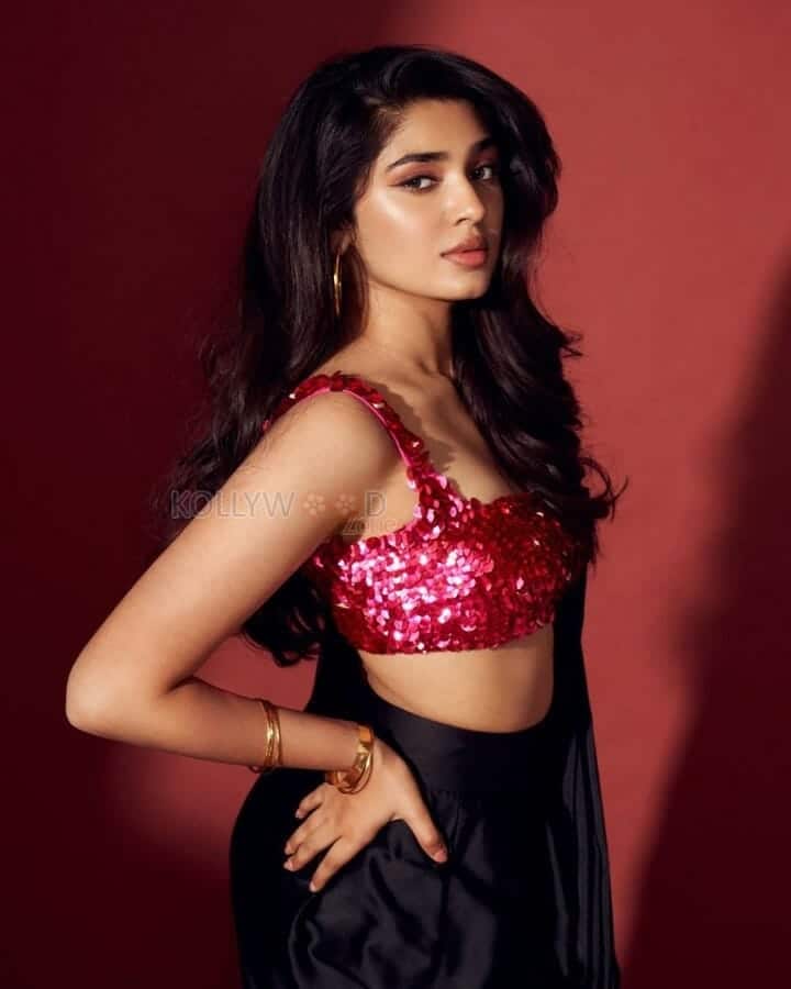 Ajayante Randam Moshanam Heroine Krithi Shetty Sexy Hot Pictures 02