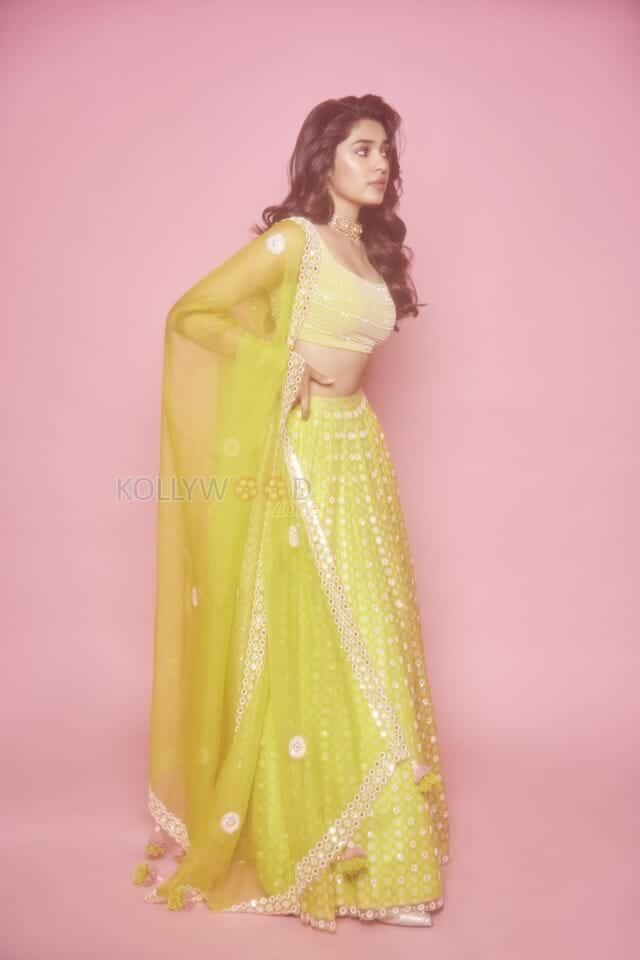 Ajayante Randam Moshanam Movie Actress Krithi Shetty Sexy Cute Photoshoot Pictures 06