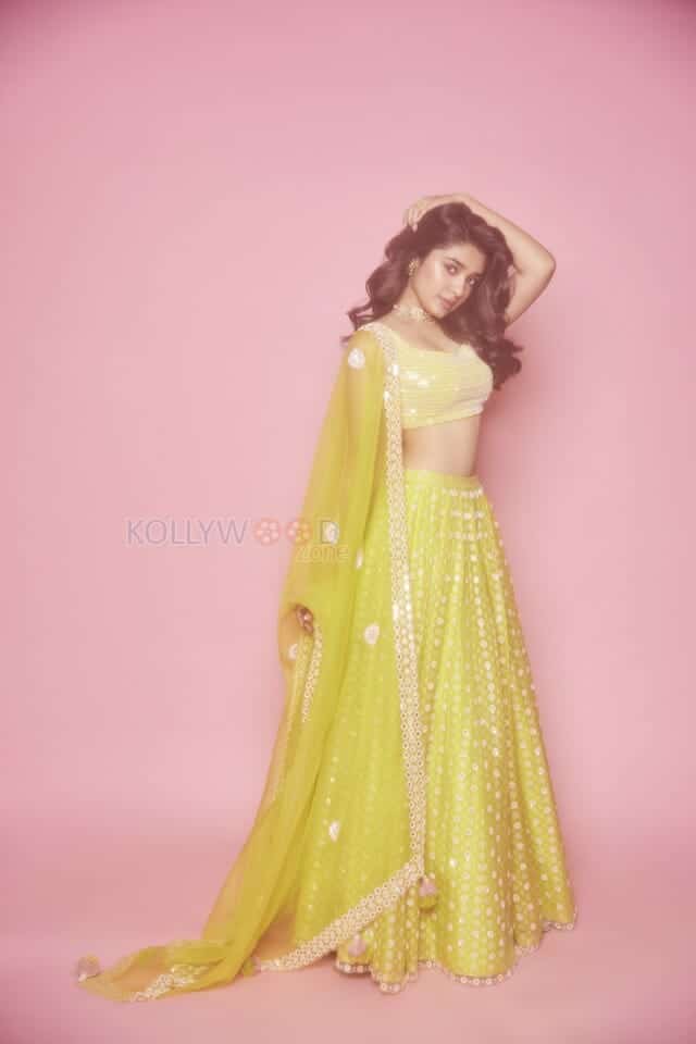 Ajayante Randam Moshanam Movie Actress Krithi Shetty Sexy Cute Photoshoot Pictures 08