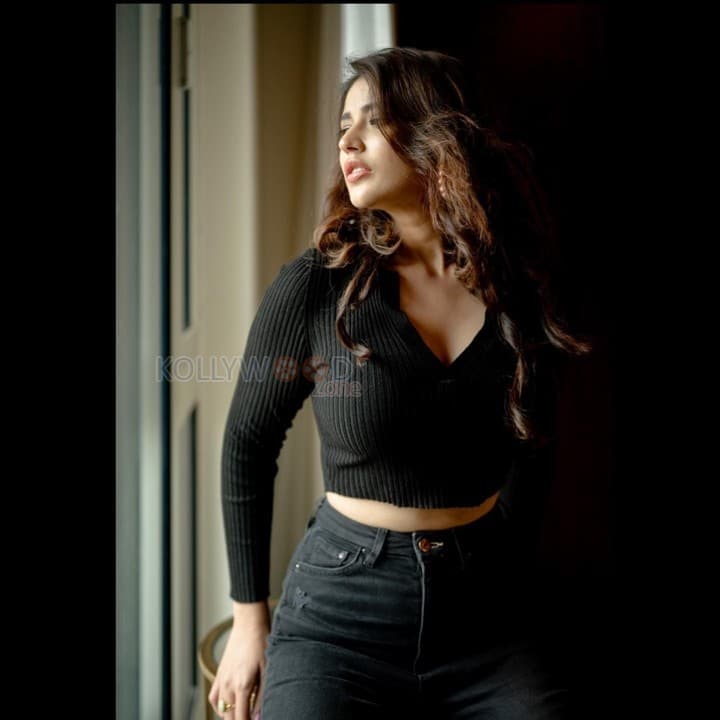 Attractive Priyanka Jawalkar Sexy in a Black Outfit Photos 03