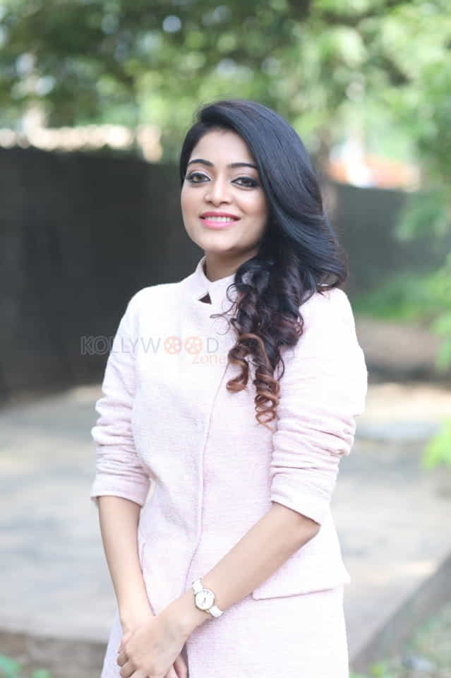 Balloon Movie Heroine Janani Iyer Pictures