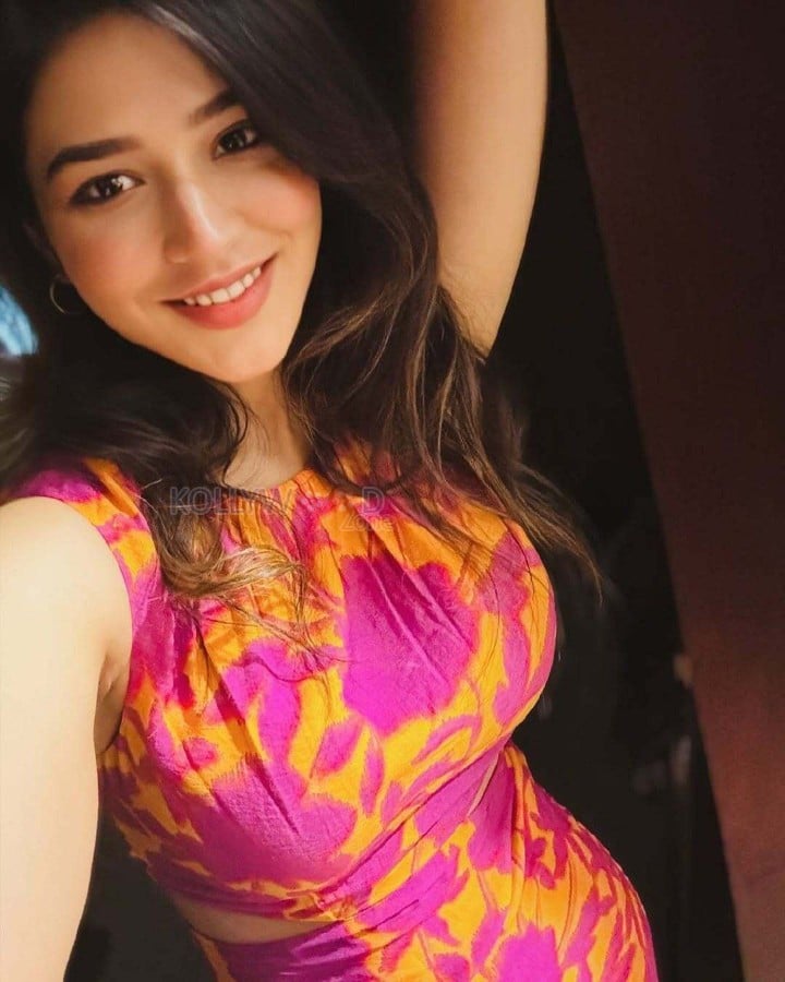 Beautiful Priyanka Jawalkar in a Sleeveless Printed Outfit Pictures 03