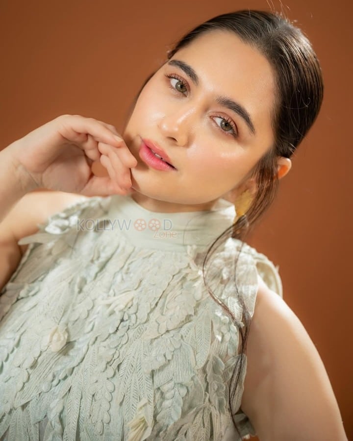 Beautiful Sanjeeda Shaikh in a Halter Neck Green Dress Pictures 01
