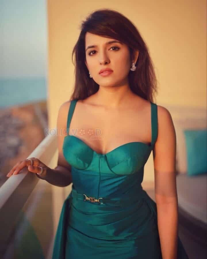 Beautifully Hot Shirley Setia Picture 01