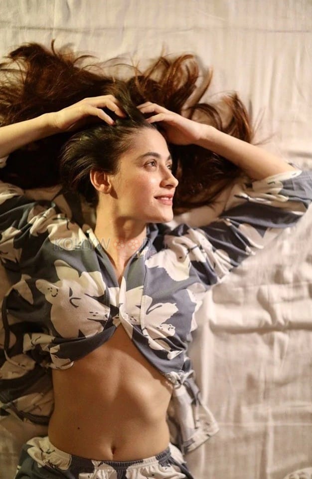 Bold Sanjeeda Sheikh Flaunting her Sexy Abs on the Bed Photoshoot Pictures 02