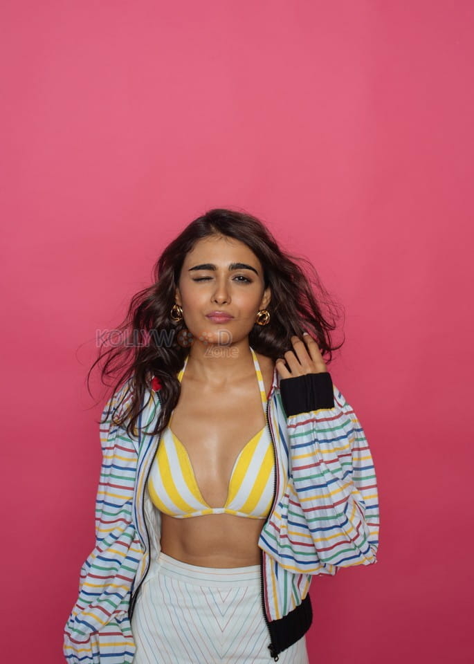 Cute Shalini Pandey Yellow Striped Bra Photos 03