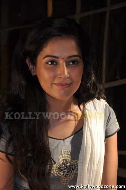 Disha Pandey At Mayanginen Thayanginen Shooting Spot Stills