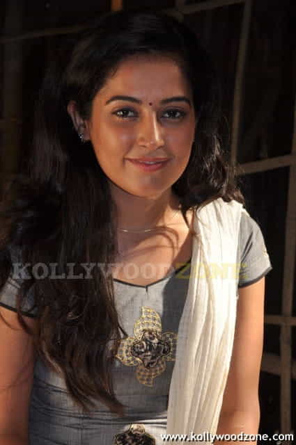 Disha Pandey At Mayanginen Thayanginen Shooting Spot Stills