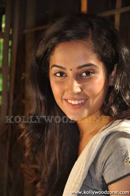 Disha Pandey At Mayanginen Thayanginen Shooting Spot Stills