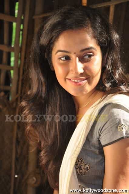 Disha Pandey At Mayanginen Thayanginen Shooting Spot Stills