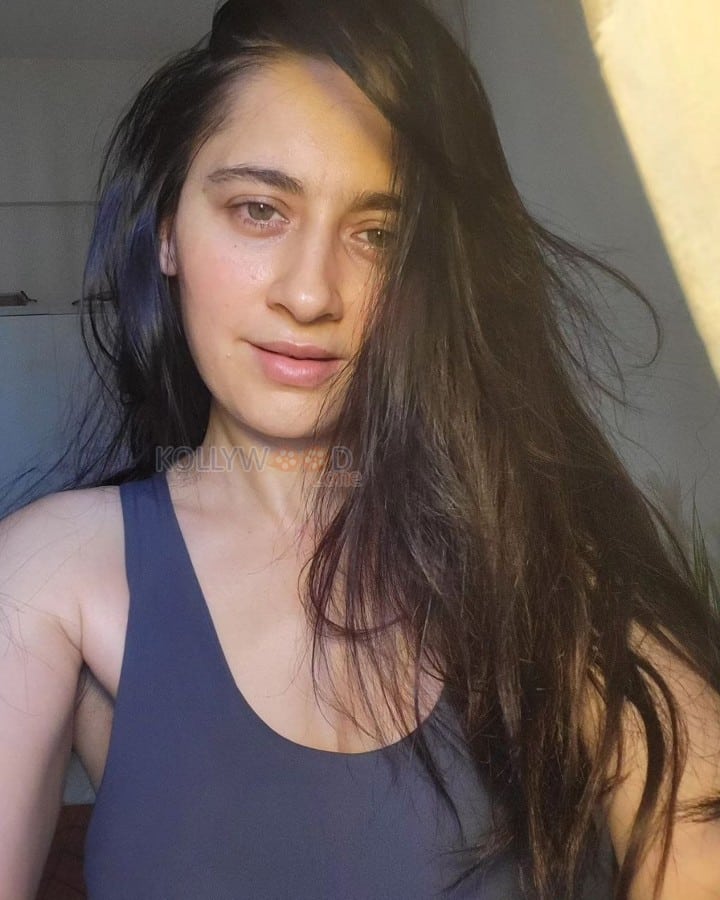 Dreamy Sanjeeda Sheikh in a Sports Bra Photos 01