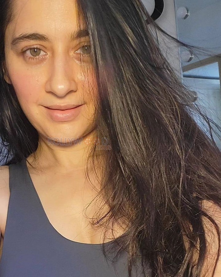 Dreamy Sanjeeda Sheikh in a Sports Bra Photos 02