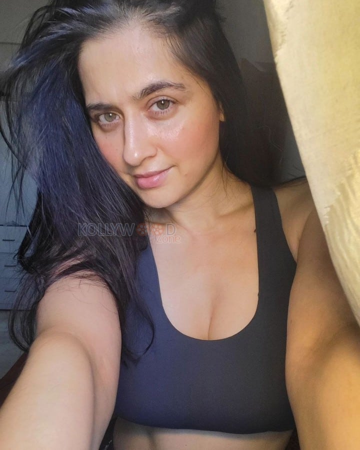 Dreamy Sanjeeda Sheikh in a Sports Bra Photos 03