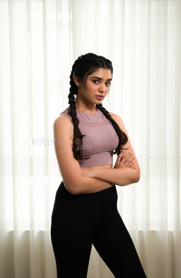 Fit Babe Krithi Shetty in a Full Sports Bra Photos 03
