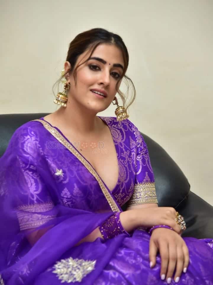 Glam Nupur Sanon at Tiger Nageswara Rao Pre Release Event Pictures 24