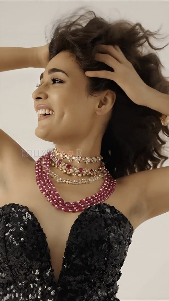 Glamorous Shalini Pandey in a Black Sequinned Strapless Swimsuit Bikini Pictures 01