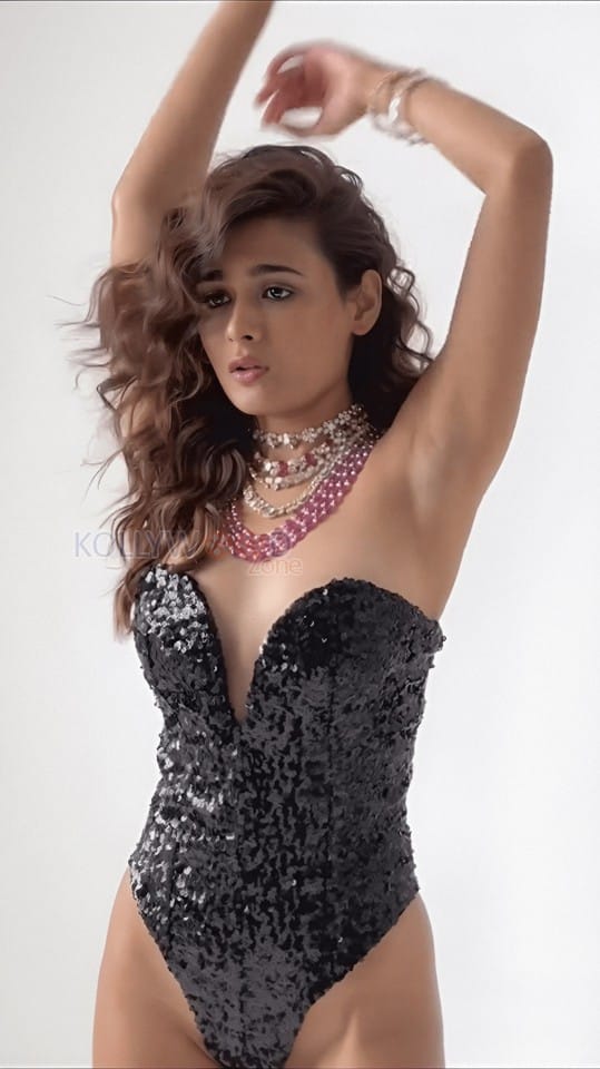 Glamorous Shalini Pandey in a Black Sequinned Strapless Swimsuit Bikini Pictures 04